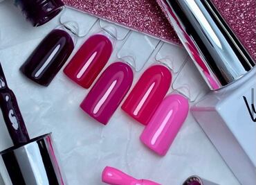 Diseños de uñas en Viva Magenta, el color del año 2023
