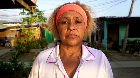 La violaron, la desplazaron y mataron a parte de su familia; ella los perdonó, pero ahora la vuelven a perseguir