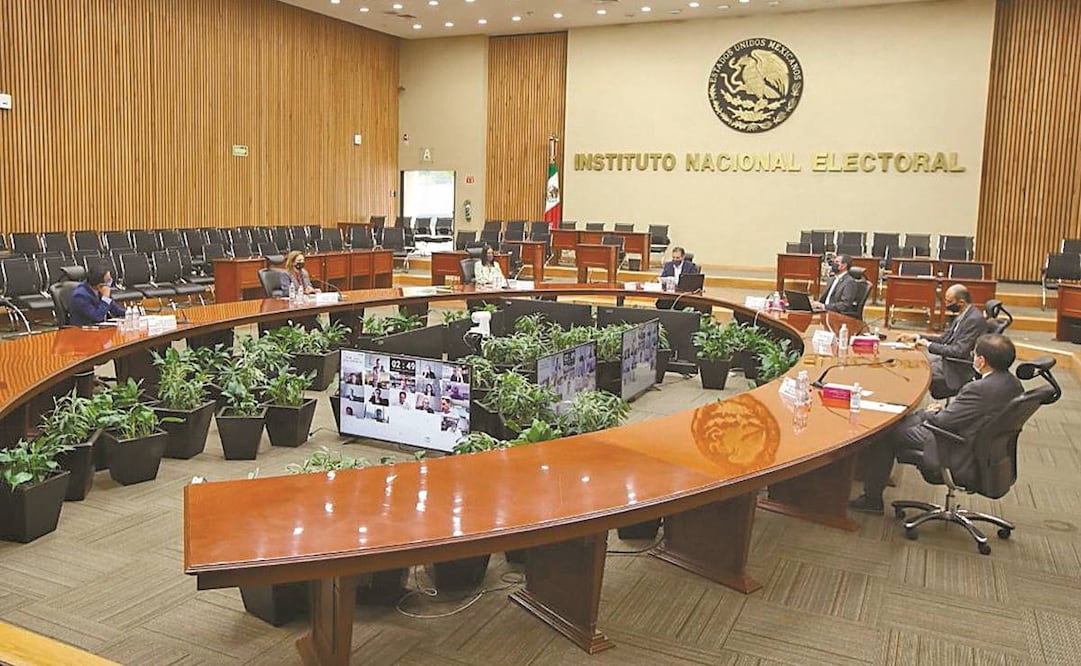 Autoridades del INE elaboran el documento para declarar de manera oficial a quienes resulten triunfadores de la encuesta. Foto: ARCHIVO EL UNIVERSAL