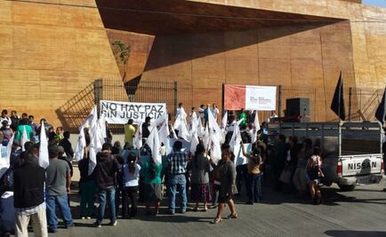 Entre protestas se realiza en Oaxaca foro de reconciliación