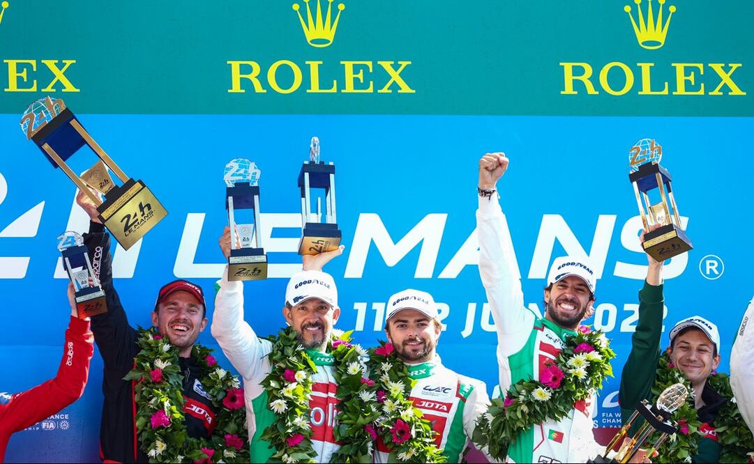 Roberto González y su equipo en el podio de Le Mans - FOTO: Twitter @RobGonzalezV