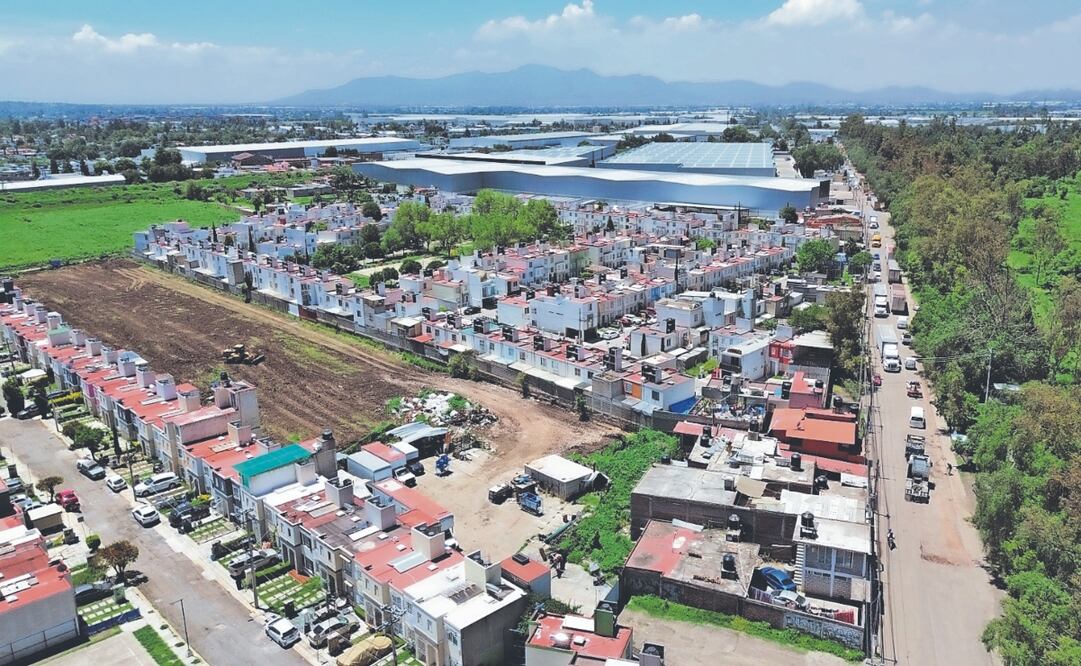 Habitantes del fraccionamiento Los Olivos II se quejan porque están rodeados de naves industriales, lo que ha afectado su movilidad. Foto: de ARTURO CONTRERAS. EL UNIVERSAL
