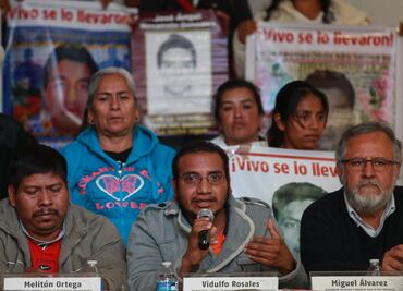 Proponen que comisión de padres de los 43 se reúna con el Papa