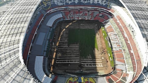 A contrarreloj ponen el pasto del Estadio Azteca