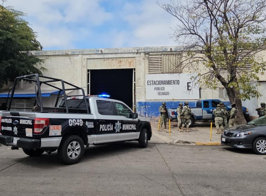 Fiscalía de Sinaloa investiga homicidio en estacionamiento frente a Hospital Pediátrico; víctima habría recibido varios impactos de bala.
Foto: Especial.