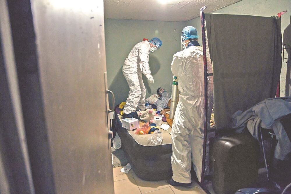 Muchos fallecimientos por coronavirus se registran en casas y calles, por eso es la diferencia de datos, explicó Edgar Vielma, directivo del Inegi. Foto: ARCHIVO ELUNIVERSAL