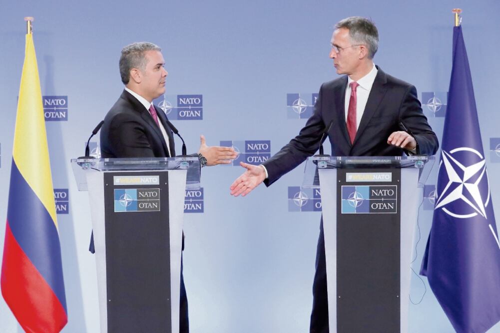 El presidente de Colombia, Iván Duque, estrecha la mano al secretario general de la OTAN, Jens Stoltenberg, ayer en Bruselas (YVES HERMAN. REUTERS)