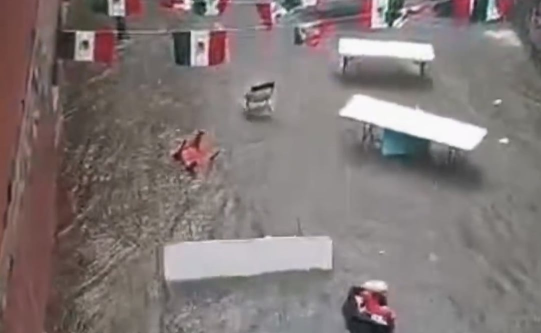 Guanajuato cancela transmisión del partido Mexico vs Inglaterra en la Zona Fest por la tormenta; corriente arrastra mobiliario y puestos.
Foto: Especial.