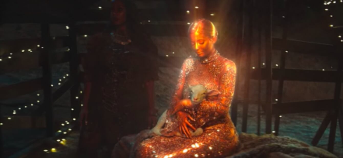 Kylie Jenner luce un impactante vestido transparente en el videoclip de Travis Scott