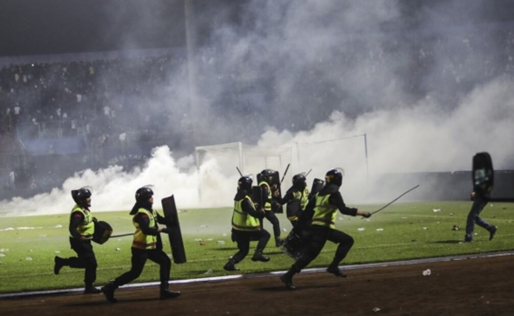 125 muertos: cifra final por batalla campal en estadio de Indonesia