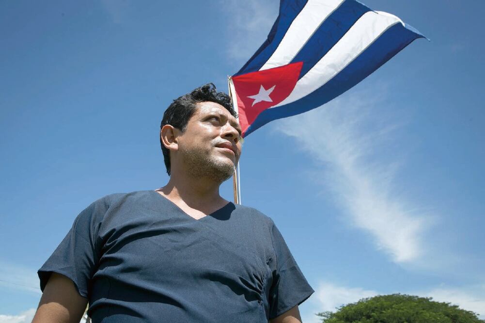 Germán Luis, oriundo de Juchitán, vive en Cuba, donde estudió su carrera de neurocirujano, al escuchar de la tragedia en su pueblo, regresó a ayudar. (MARIO ARTURO MARTÍNEZ. EL UNIVERSAL)