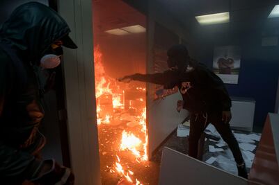 Manifestantes queman edificio de justicia durante protesta en Caracas