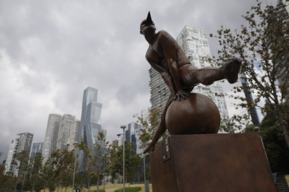 "El arte, elemento de la canasta básica", defiende el escultor Jorge Marín