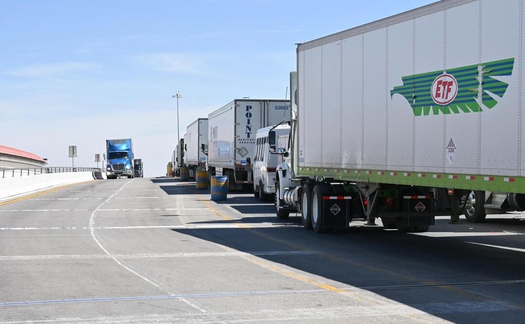 El miércoles se tuvo un tránsito de 742 vehículos de carga en el puente de Zaragoza, 254 en Guadalupe y mil 506 en San Jerónimo. Foto: Especial