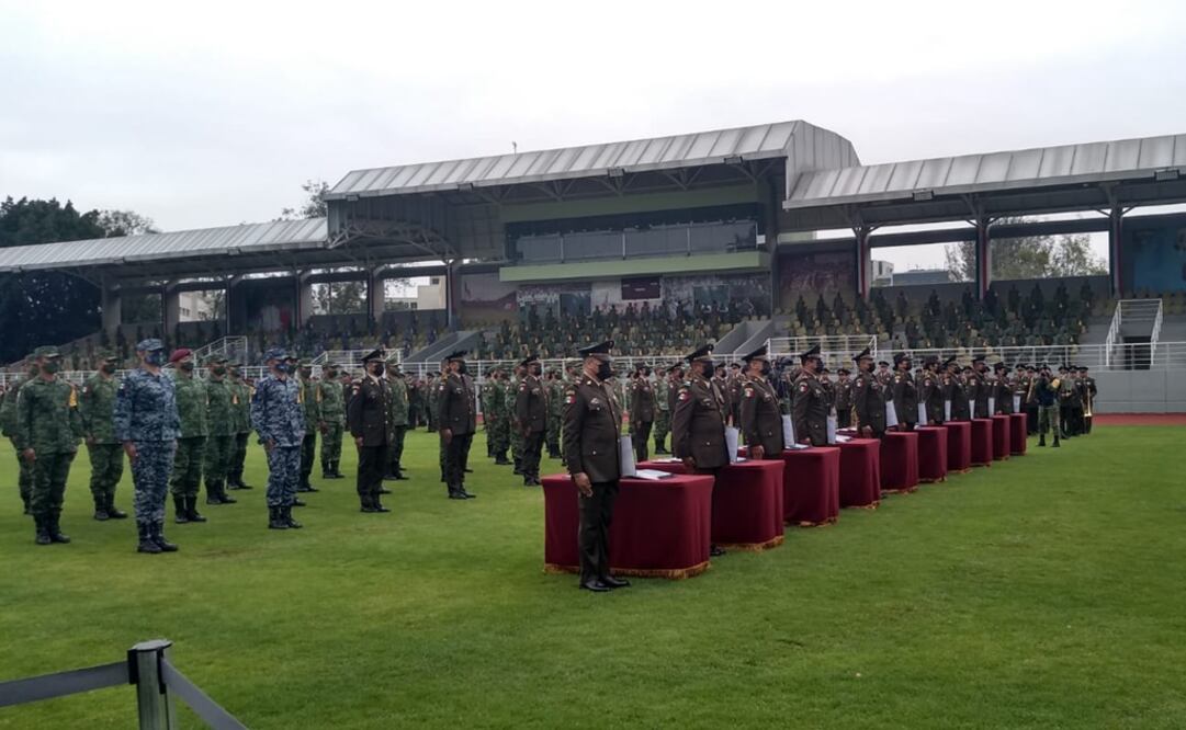 La ceremonia de entrega fue en el estadio de futbol de la Sedena.  Foto: Especial 