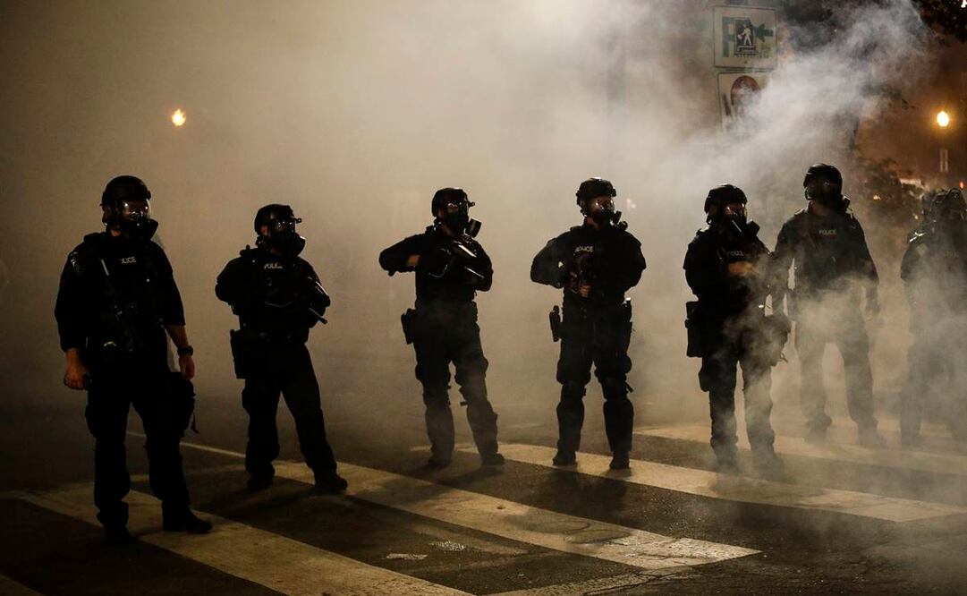 Agentes rociaron otra vez gas lacrimógeno para dispersar a los manifestantes (Foto: AP)