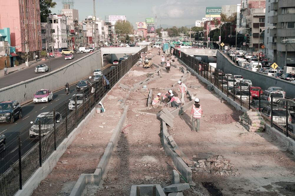 La construcción del Ecoducto CDMX Río de la Piedad en el camellón de avenida Viaducto Miguel Alemán avanza en los tramos que comprenden los cruces con las calles de Medellín, Chilpancingo, Patricio Sanz y avenida Insurgentes. (ALEJANDRA LEYVA. EL UNIVERS)