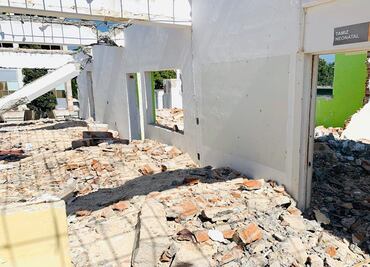 Demuelen área de hospital dañada por sismo en Chiapas