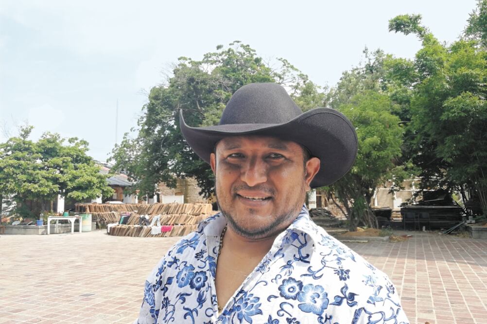 El cantautor Víctor Hugo Antonio aclara que no le compone al narco ni a la violencia, pues prefiere enfocarse en caballos y personajes populares. (ROSELIA CHACA. EL UNIVERSAL)