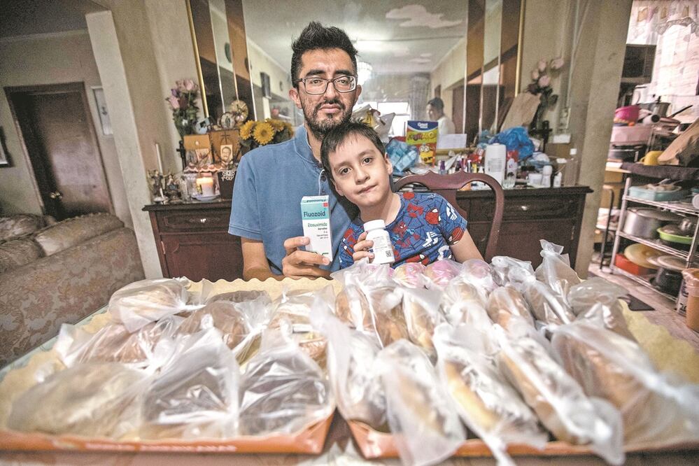 El medicamento que requiere Oliver, de ocho años, dejó de fabricarse en México desde hace dos meses. Fotos: GERMÁN ESPINOSA. EL UNIVERSAL