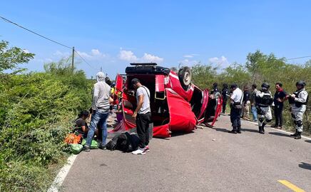 Volcadura de camioneta deja 22 migrantes cubanos lesionados en el Istmo de Oaxaca