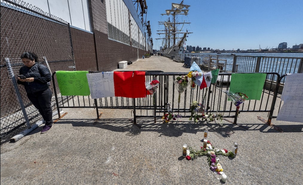 Una ofrenda floral se observa frente al buque escuela Cuauhtémoc estacionado en el puerto 36 en Nueva York, Estados Unidos, el lunes 19 de mayo de 2025. Foto: EFE