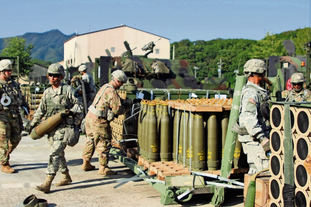 Las municiones de racimo que Estados Unidos enviará a Ucrania serán compatibles con los obuses de 155 mm proporcionados por EU. Foto: AFP
