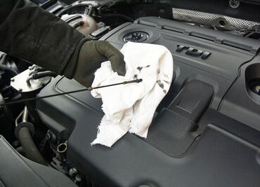 Cómo se quitan las manchas de aceite de auto en el piso