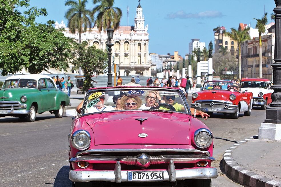 El turismo es fundamental para los planes de recuperación económica del gobierno cubano, por su aporte al Producto Interno Bruto (PIB) y por la entrada de divisas que representa, que habitualmente figura entre las más importantes, junto con los servicios profesionales y las remesas. Foto: EFE / ERNESTO MASTRASCUSA