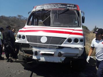 Volcadura de camión en Michoacán deja un muerto y 15 lesionados