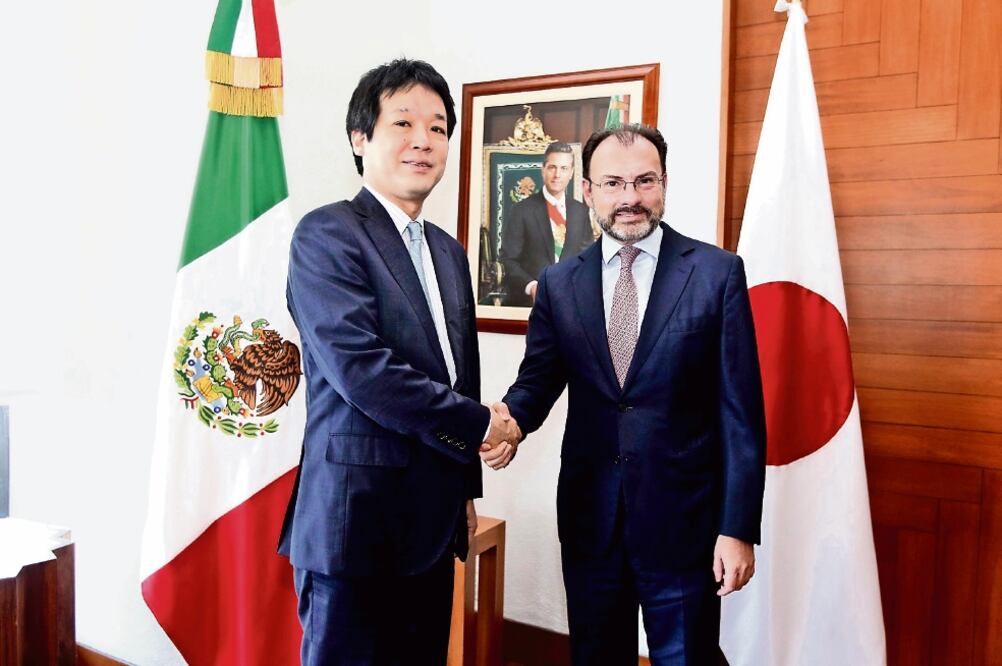 El secretario de Relaciones Exteriores, Luis Videgaray (der.), se reunió ayer con su homólogo de Japón, Kentaro Sonoura, con quien revisó el estado de la relación política y comercial entre ambos países (CORTESÍA SRE)