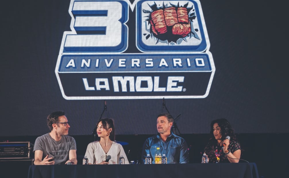 Michael Rosenbaum, Kristin Kreuk y Tom Welling, junto a la moderadora, agradecieron a sus fans el hecho de que la serie siga siendo vigente. Foto: Santiago Reyes/ EL UNIVERSAL