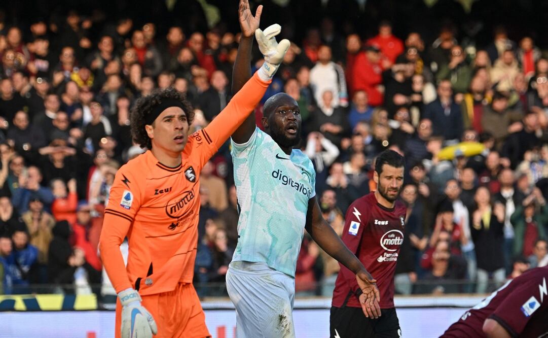 Guillermo Ochoa tuvo dos atajadas que salvaron al Salernitana / Foto: AFP
