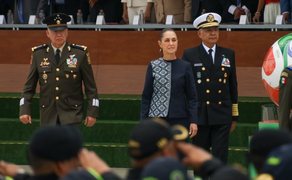 De izquierda a derecha, general Ricardo Trevilla Trejo, titular de la Secretaría de la Defensa Nacional; presidenta Claudia Sheinbaum; almirante Raymundo Pedro Morales, secretario de la Marina. Foto: Karla Guerrero/EL UNIVERSAL