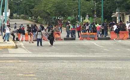 Desalojan a estudiantes que mantenían bloqueo de vialidades en Chiapas