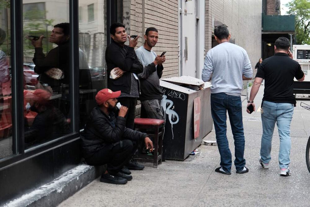 Desde agosto del año pasado el flujo de inmigrantes no ha parado de llegar a NY, lo que saturó los albergues públicos de la ciudad, que tuvo que recurrir a alquilar hoteles en la zona metropolitana y otros condados. Foto: AFP