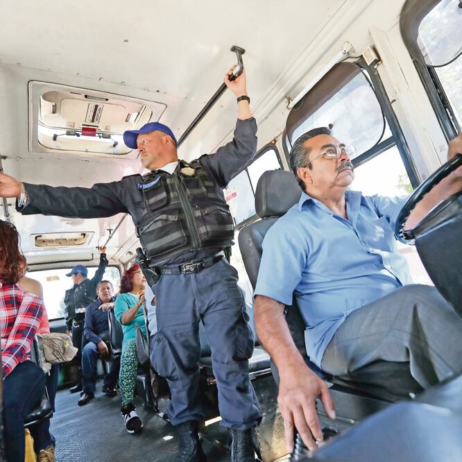 Medida contra atracos. Iztapalapa fue la primera alcaldía donde se implementaron operativos con policías a bordo de microbuses para inhibir los robos. ARCHIVO EL UNIVERSAL