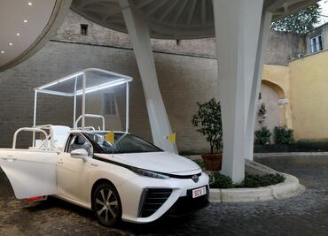 Papa Francisco recibe un nuevo Papamóvil propulsado por hidrógeno