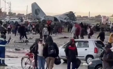 VIDEO: Avión militar con miles de pesos en efectivo se accidenta en Bolivia; policía dispersa con gas lacrimógeno rapiña
