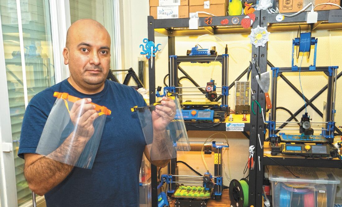 Con impresoras 3D, Eloy Luna, originario de Oaxaca, elaboró 700 caretas que donó a personas que no podían seguir la cuarentena. Foto: ESPECIAL
