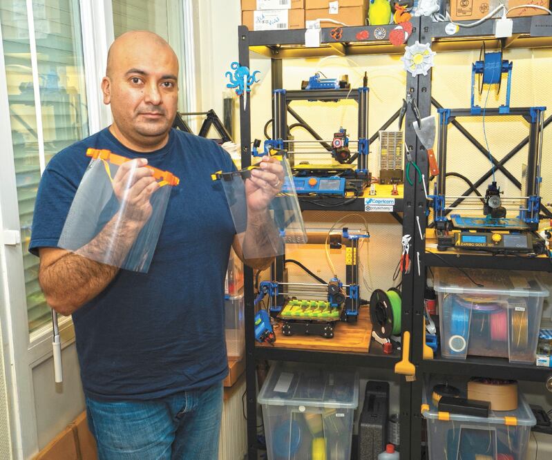 Con impresoras 3D, Eloy Luna, originario de Oaxaca, elaboró 700 caretas que donó a personas que no podían seguir la cuarentena. Foto: ESPECIAL