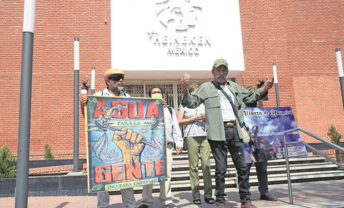 Afuera de la planta de la empresa cervecera, activistas declararon que el agua es para el pueblo. Foto: Emilio Vásquez/ EL UNIVERSAL