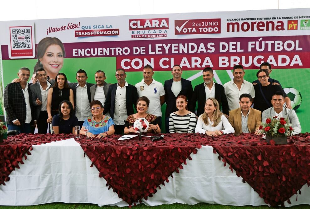 Luego de realizar asambleas en los pueblos de Santo Tomás Ajusco y San Miguel Topilejo, Brugada se reunió con leyendas del futbol en el Centro Deportivo Coyoacán. Foto: de Carlos Mejía. El Universal
