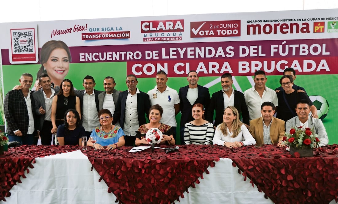Luego de realizar asambleas en los pueblos de Santo Tomás Ajusco y San Miguel Topilejo, Brugada se reunió con leyendas del futbol en el Centro Deportivo Coyoacán. Foto: de Carlos Mejía. El Universal