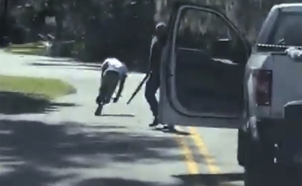 Detienen a padre e hijo por asesinato de afroamericano a balazos en Georgia