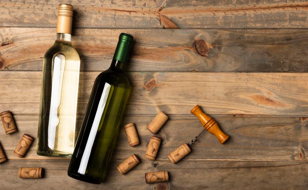 Colocar un corcho de vino en el refrigerador es una forma manera sencilla de reciclarlos. Foto: Freepik
