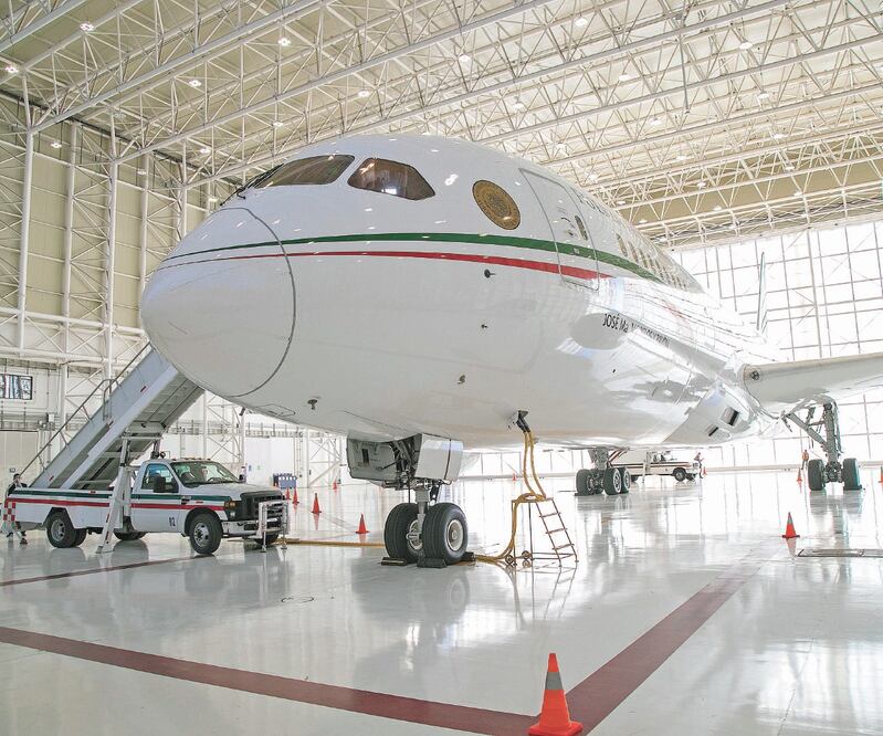 Las leyes de la Lotería Nacional establecen que sólo se pueden dar premios en efectivo; de haber una rifa del avión, el ganador debe pagar impuestos. Foto: ARCHIVO EL UNIVERSAL