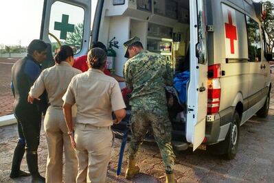 Marinos auxilian a buzo en Tampico
