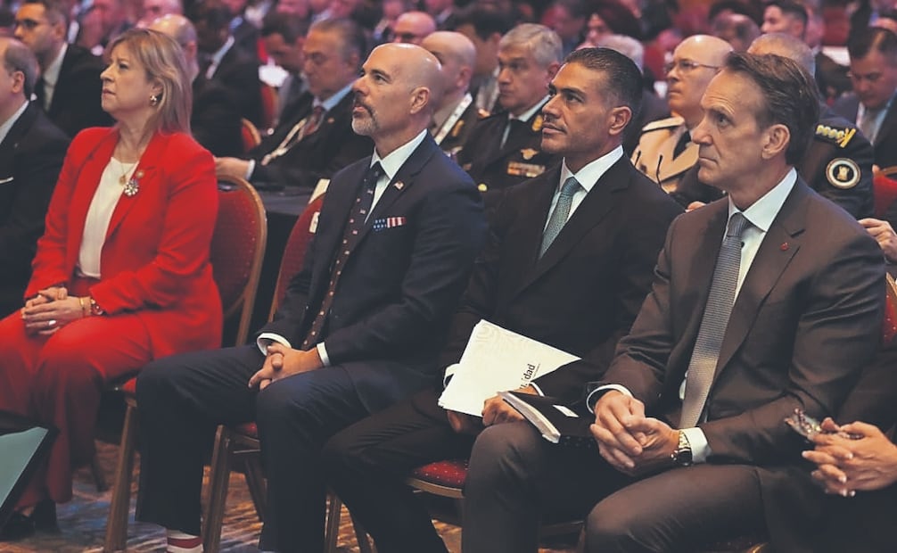 El director de la DEA, Terry Cole, y el secretario de Seguridad, Omar García Harfuch, participan en la Conferencia Internacional para el Control de Drogas en Buenos Aires. Foto: Especial