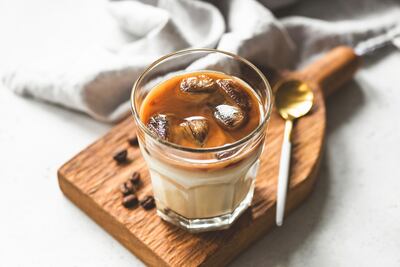 Prepara café cold brew para iniciar el día con energía